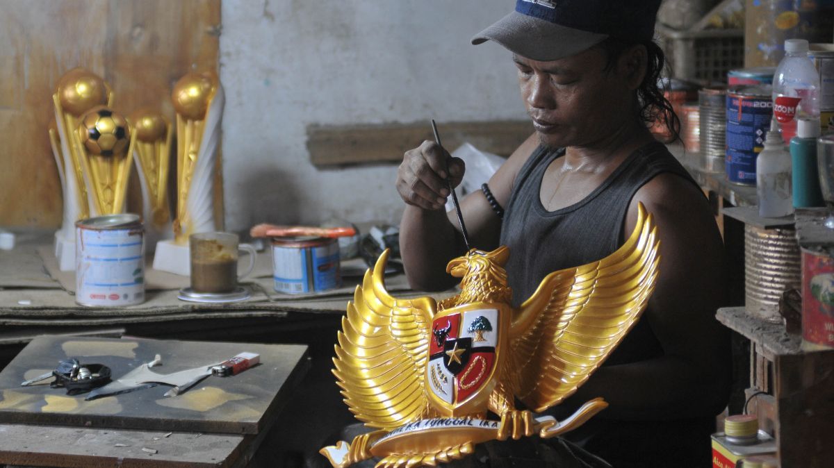 FOTO: Pemintaan Kerajinan Patung Garuda Pancasila Meningkat Jelang HUT ke-79 Kemerdekaan RI