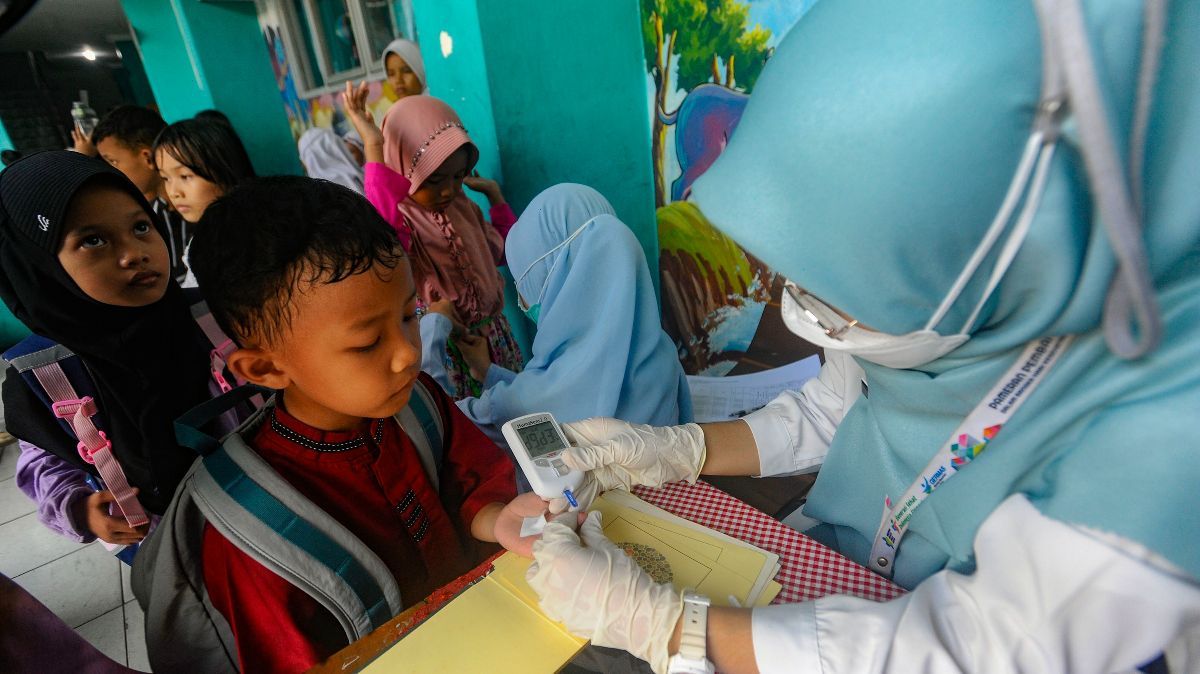 FOTO: Potret Siswa SD di Tangerang Selatan Antre Jalani Tes Gula Darah