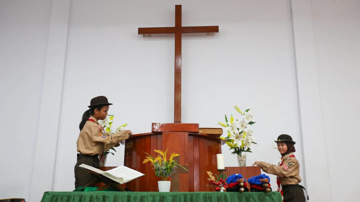 FOTO: Aksi Anggota Pramuka Bersih-Bersih Gereja di Jakarta