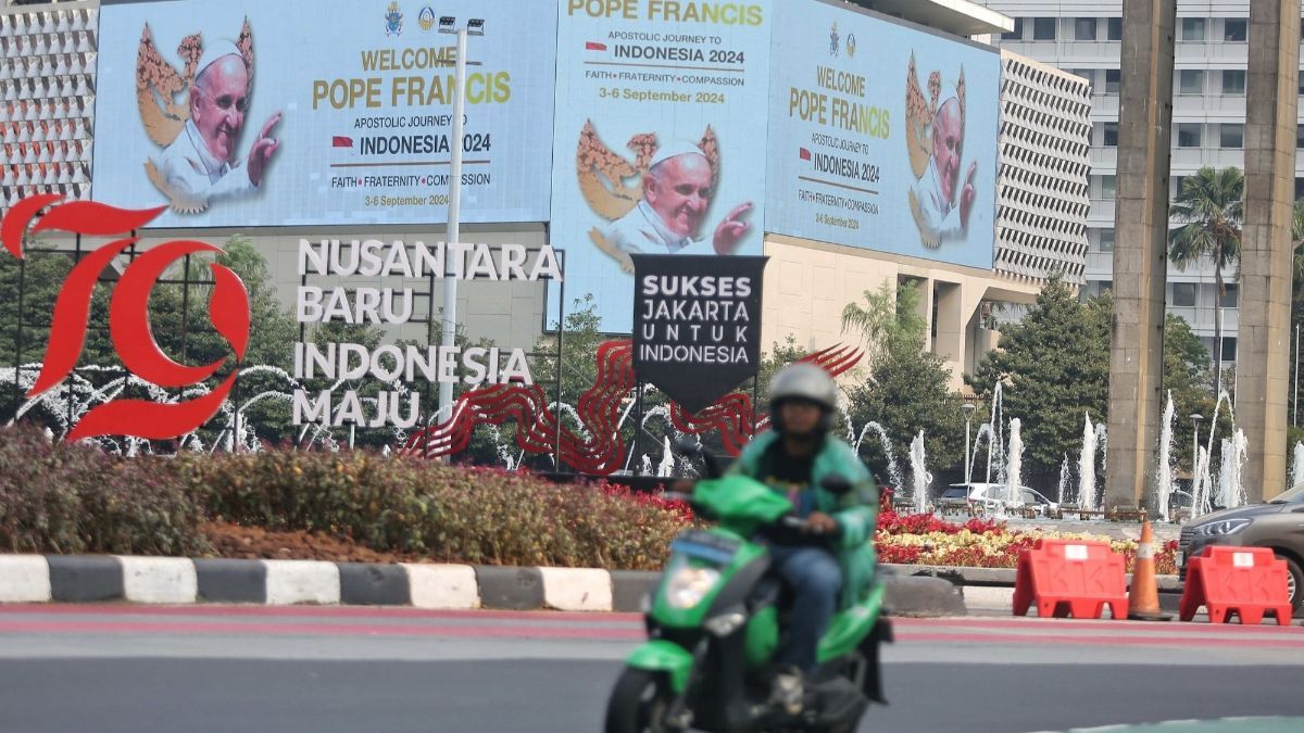 FOTO: Jelang Kedatangan ke Indonesia, Ucapan Selamat Datang Paus Fransiskus Menghiasi Kota Jakarta