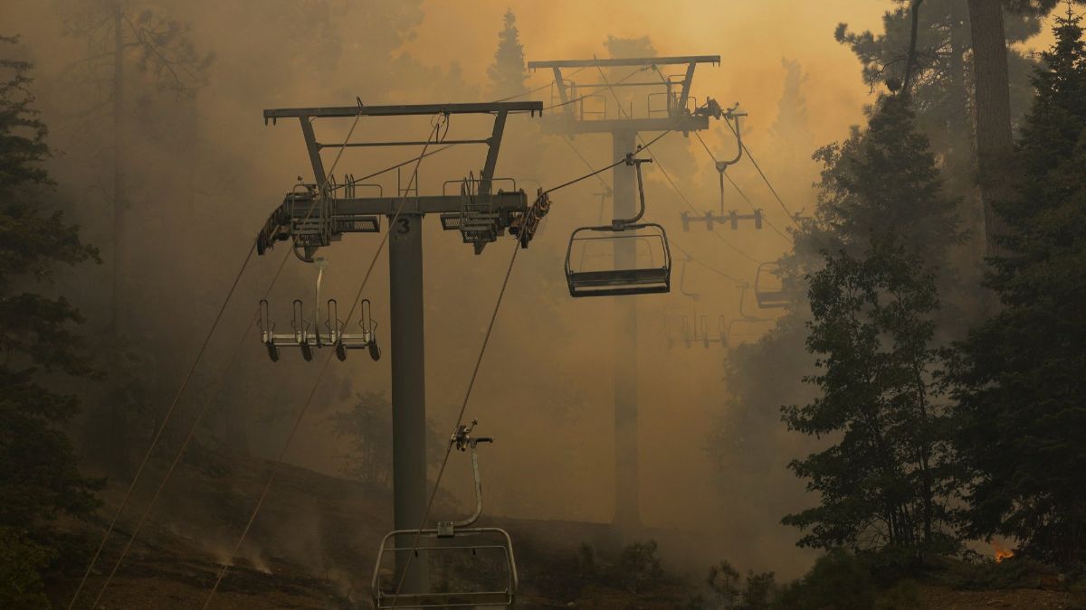 FOTO: Ekstremnya Gelombang Panas di Amerika Serikat, Amukan Kebakaran Hutan Hancurkan Resor Ski