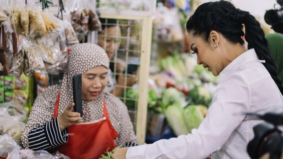 Potret Kris Dayanti Blusukan ke Pasar & Grebek Tahlilan Warga di Batu, Berkemeja Putih Tetap Stunning