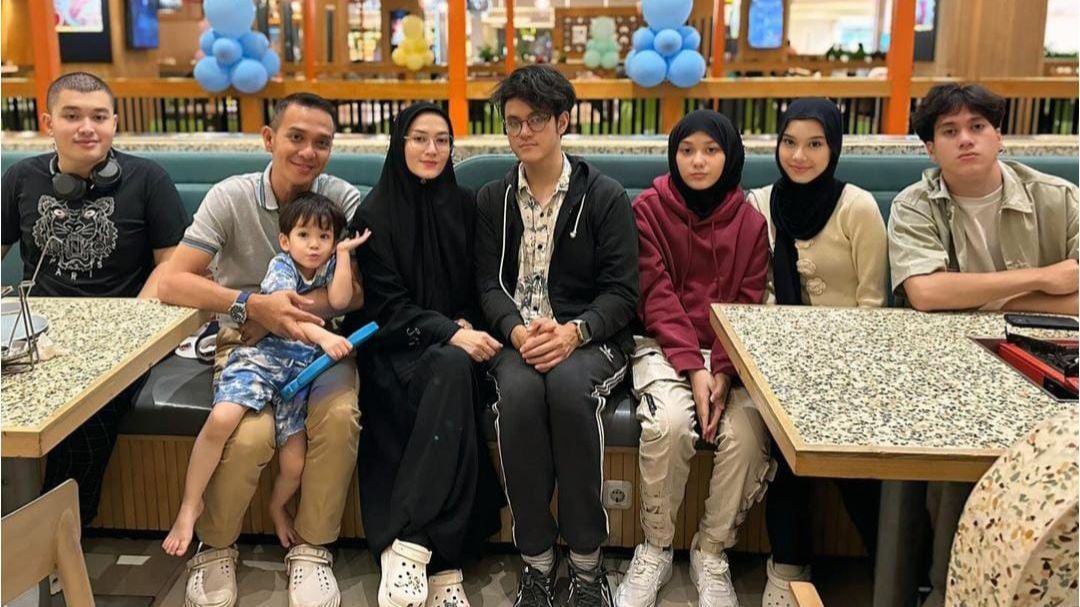 Definisi Keluarga Visual, Potret Lyra Virna dan Fadlan Muhammad Bersama 6 Anaknya yang Semua Menawan