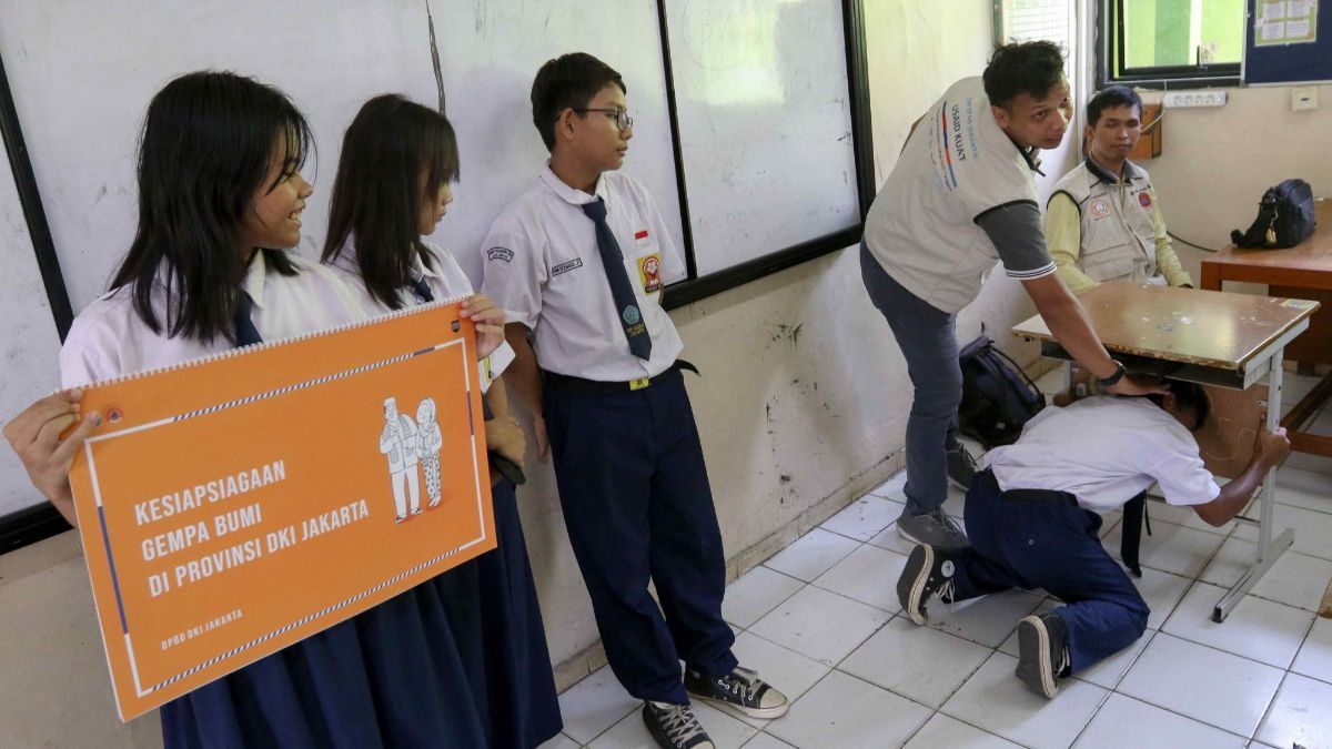 FOTO: Antusiasme Pelajar SMP di Jakarta Mengikuti Simulasi Kesiapsiagaan Menghadapi Gempa Bumi