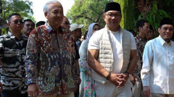 7 Foto Gaya Casual Ridwan Kamil Dengan Vest Parasut Yang Menjadi Sorotan Publik