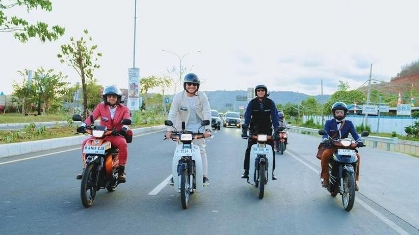 Gagahnya Member The Dudas Minus One Keliling Lombok Pakai Motor Jadul, Sempat ke Sirkuit Mandalika