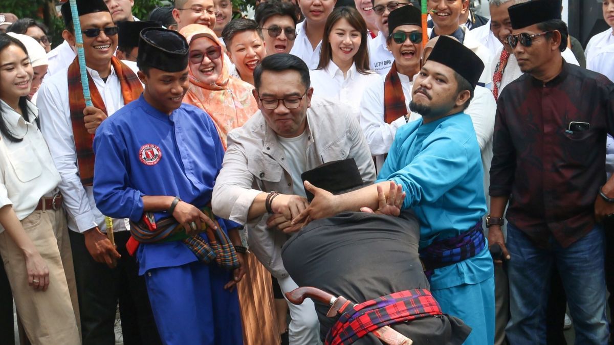 FOTO: Tradisi Palang Pintu Sambut Ridwan Kamil Saat Menyambangi Kantor TKN-Fanta di Menteng