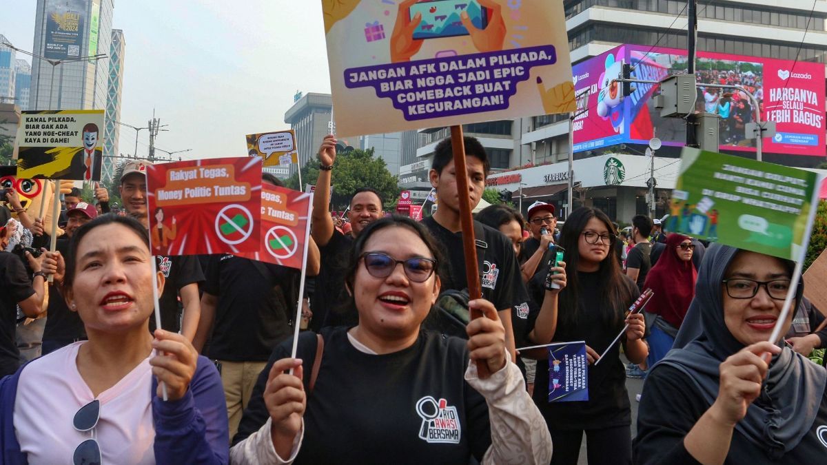 FOTO: Aksi Long March Sosialisasi Pengawasan Pilkada Serentak 2024 dari Kantor Bawaslu ke Bundaran HI