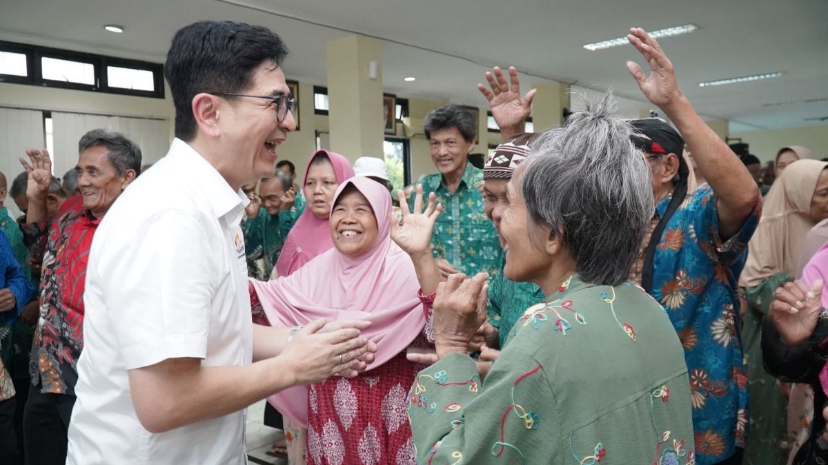 FOTO: Peringati HUT Kadin, Arsjad Rasjid Sambangi Panti Werdha