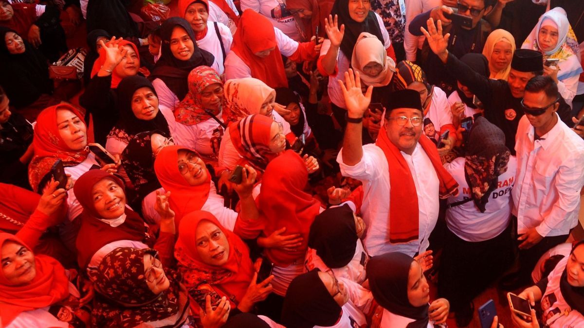 FOTO: Antusiasme Warga Lenteng Agung sambut Kedatangan Cawagub Rano Karno dengan Adat Palang Pintu di Hari Kedua Kampanye