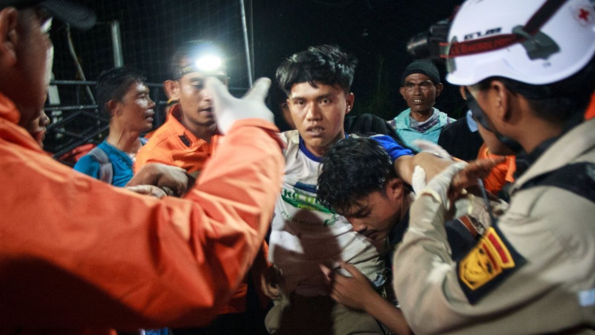 FOTO: Tanah Longsor Timbun Penambangan Emas Ilegal di Solok, 11 Orang Tewas