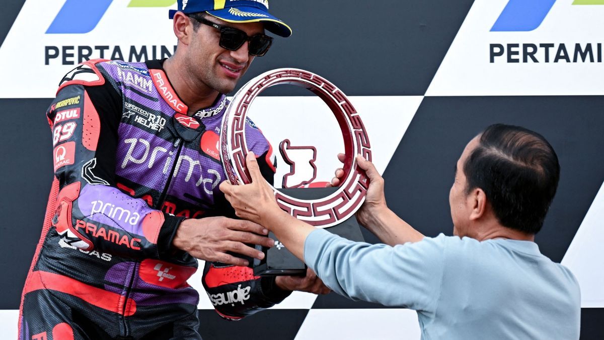 FOTO: Juara MotoGP Indonesia 2024, Jorge Martin Terima Trofi Kemenangan dari Jokowi