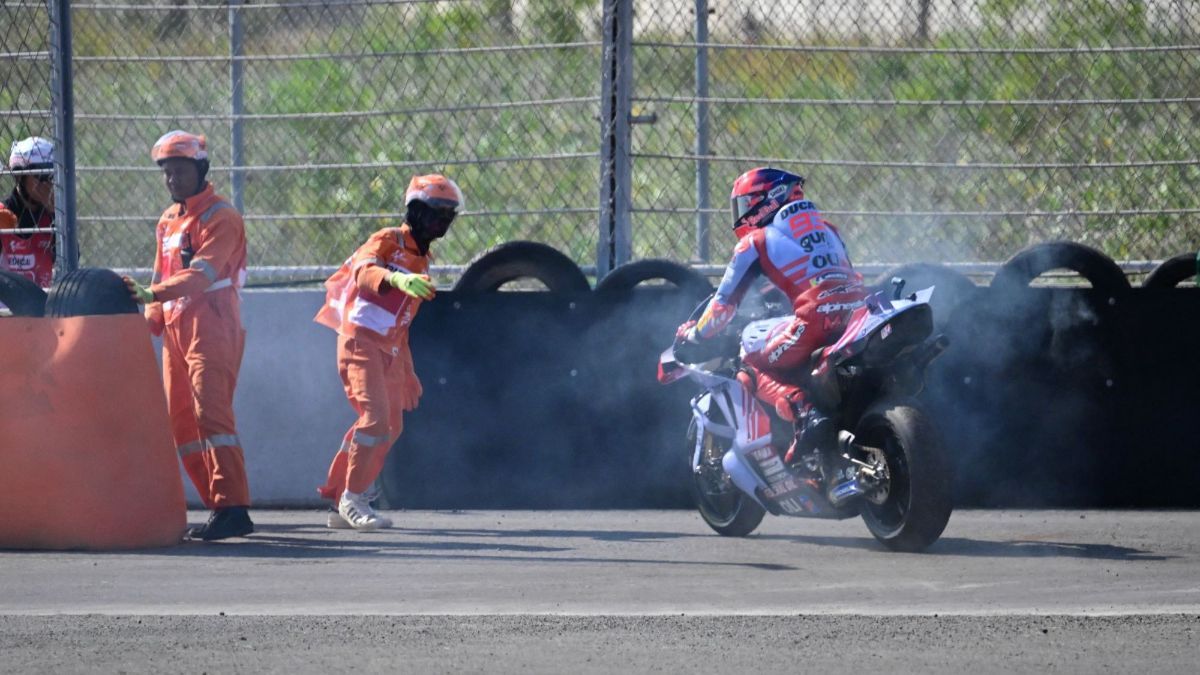 FOTO: Momen Motor Marc Marquez Terbakar dan Sempat Emosinya Meledak Gara-Gara Kelalaian Marshal MotoGP Mandalika