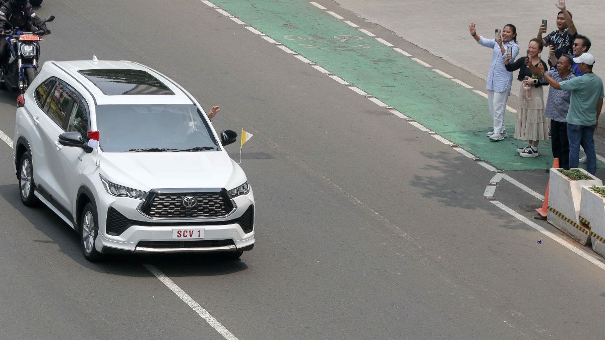 FOTO: Lambaian Tangan Paus Fransiskus Sapa Warga Jakarta dari Mobil Kijang Innova Zenix