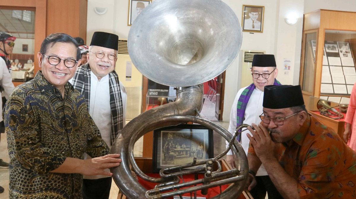 FOTO: Senyum Semringah Pramono Anung hingga Pose Rano Karno Meniup Tanjidor saat Diajak Foke Keliling Museum MH Thamrin