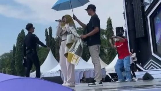 Tuai Pro dan Kontra Netizen, 8 Foto Happy Asmara Saat Pakai Selimut di Atas Panggung di Depan Puluhan Juta Penonton