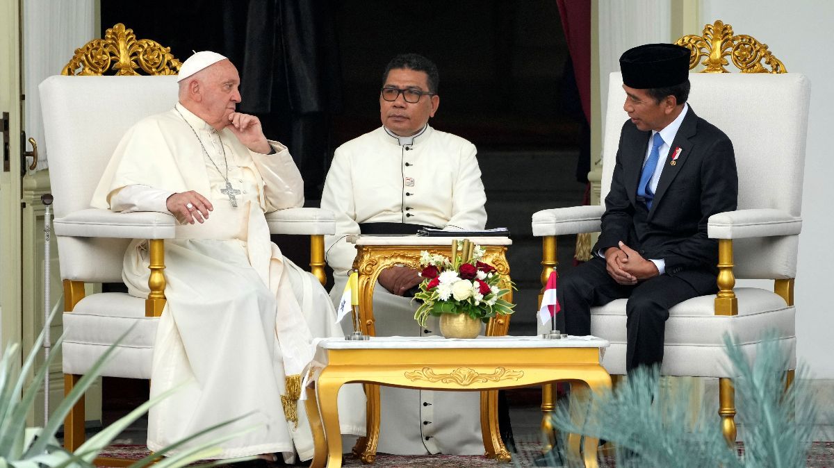 FOTO: Momen Hangat Pertemuan Jokowi dan Paus Fransiskus di Istana Merdeka