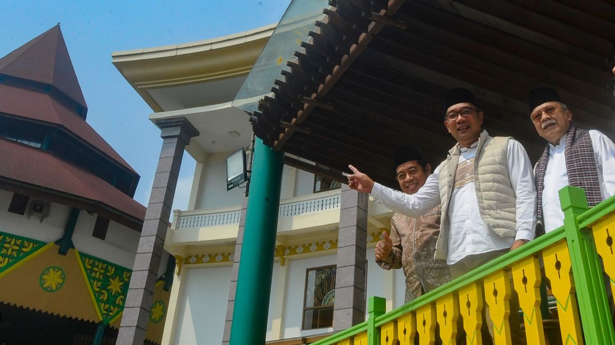 FOTO: Keakraban RK dan Foke Kunjungi Kampung Betawi Setu Babakan hingga Masak Kerak Telor