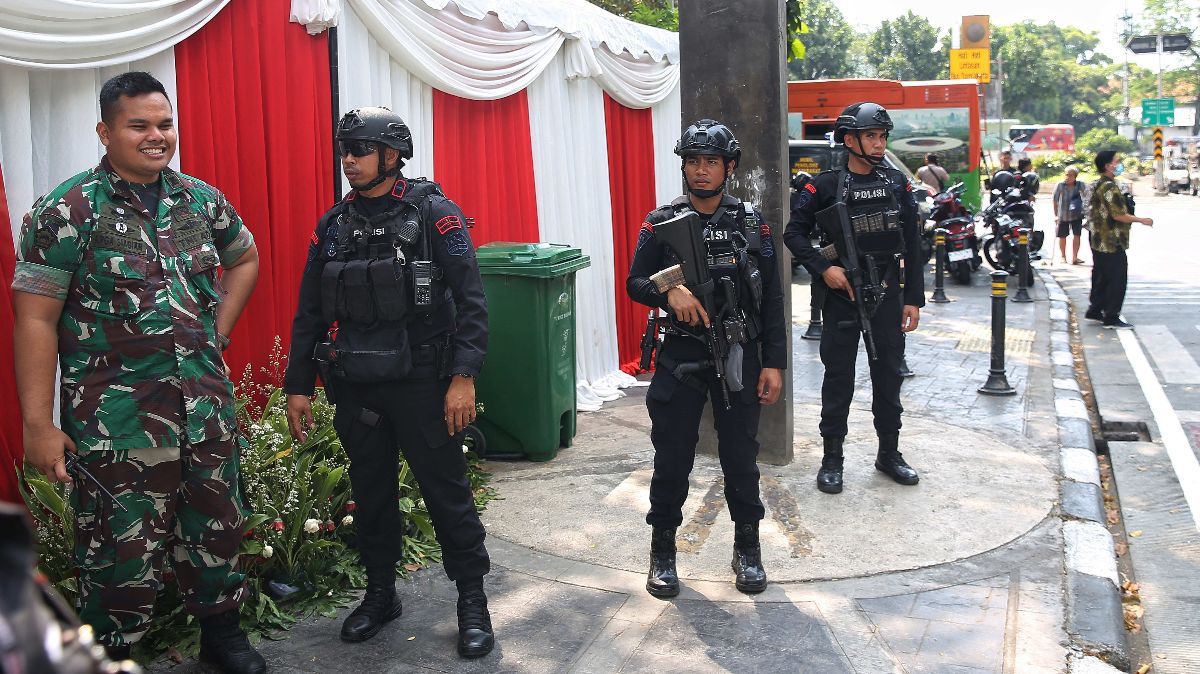 FOTO: Polisi dan TNI Jaga Ketat Gereja Katedral Jakarta Jelang Kunjungan Paus Fransiskus