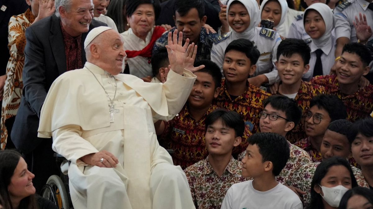 FOTO: Momen Sambutan Meriah Para Jemaat Saat Paus Fransiskus Tiba di Gereja Katedral Jakarta