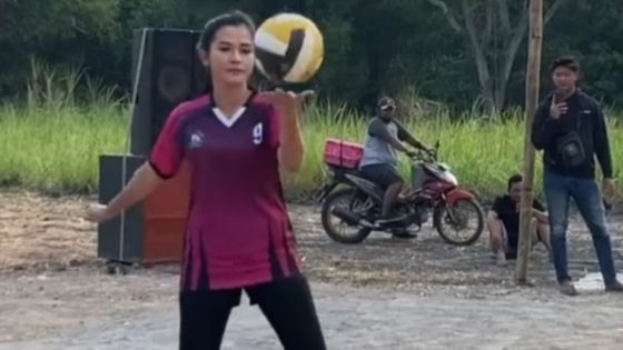 Aksinya Curi Perhatian Netizen, 8 Foto Bella Bonita Saat Main Voli di Kampung Halaman Denny Caknan