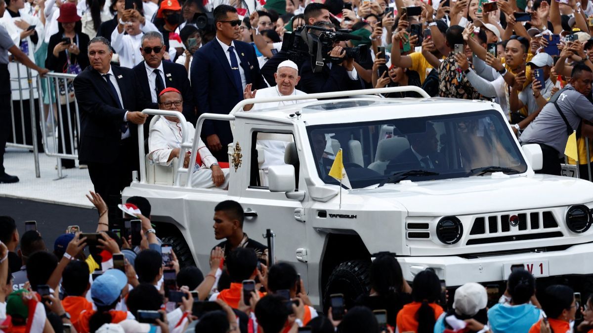 FOTO: Momen Paus Fransiskus Naik Maung Pindad Sapa Jemaat Misa Suci di GBK, 'Viva Il Papa' Menggema