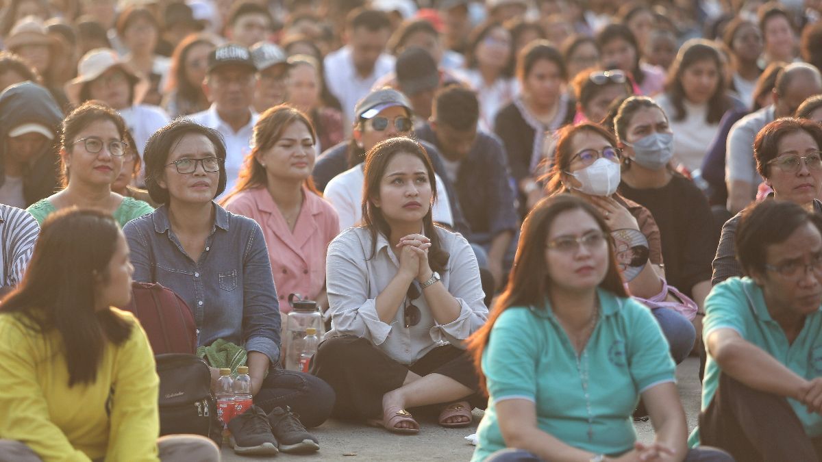 FOTO: Tak Bisa Masuk GBK, Umat Katolik Tetap Khidmat Ikuti Misa Suci Paus Fransiskus Meski Lewat Layar Lebar