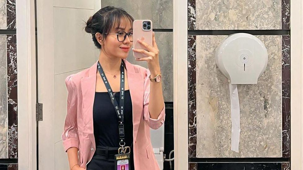 Potret Mayang Adik Alm Vanessa Angel Magang di Kantor DPR-MPR, Gayanya Selalu Kece Bak Wanita Karier