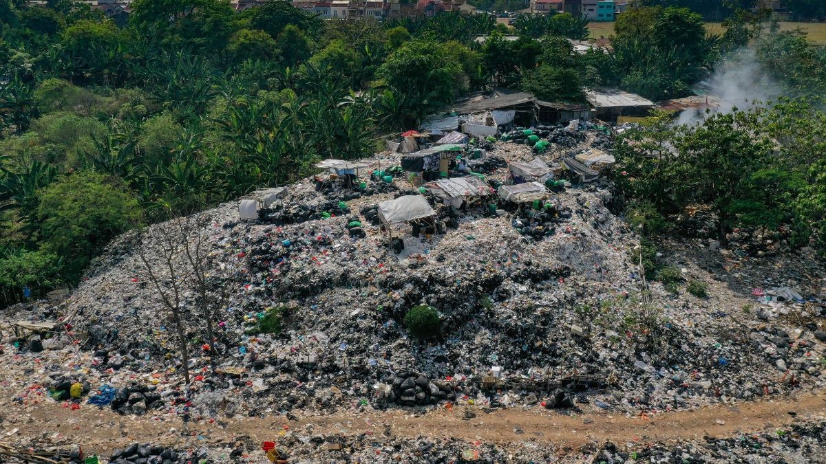 FOTO: Penampakan Gunungan Sampah di TPA Liar Depok yang Diprotes Warga