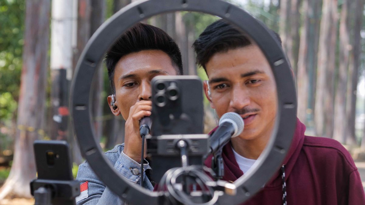 FOTO: Suasana Kanal Banjir Timur Jadi Ruang Favorit Kreator TikTok Raup Saweran dari Live Streaming