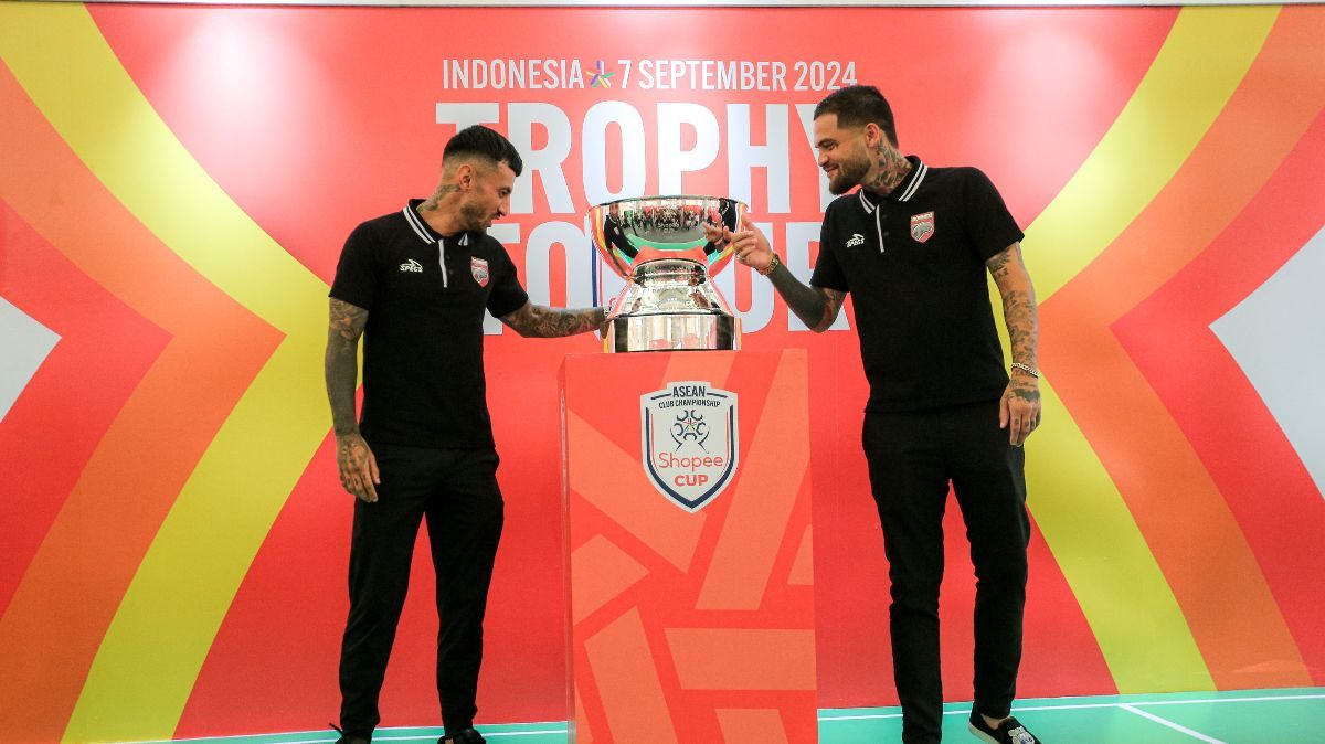 FOTO: Serunya Trophy Tour Shopee Cup 2024, Diego Michiels dan Stefano Lilipaly Diserbu Fans