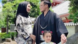 7 Momen Keseruan Dian Pelangi dan Keluarga saat Liburan di Jepang, Paras Cantik dan Lucu Sang Anak Bikin Salfok