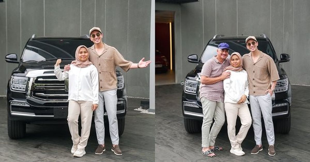 8 Foto Verrell Bramasta Membeli Mobil Mewah Untuk Ibu Sambung, Setelah Mobil Lama Rusak Saat Digunakan untuk Kampanye