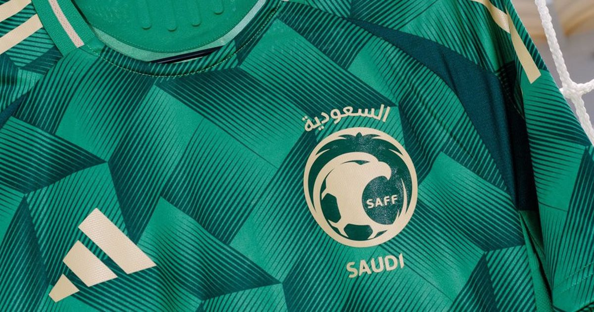 Perbandingan Jersey Baru Arab Saudi untuk Kualifikasi Piala Dunia 2026 dengan Jersey Timnas Indonesia: Mana yang Lebih Menarik?