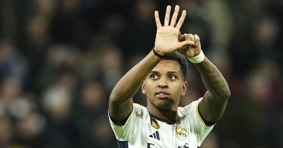 Rodrygo Melontarkan Sindiran Setelah Namanya Tak Terdaftar di Nominasi Ballon d'Or 2024: Memamerkan Koleksi Trofi dan Tertawa Sinis.