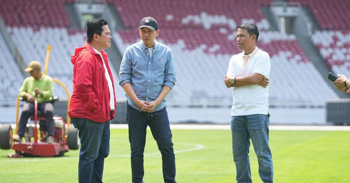 Menjelang pertandingan melawan Australia, Erick Thohir selaku Ketua Umum PSSI memeriksa keadaan Stadion GBK.