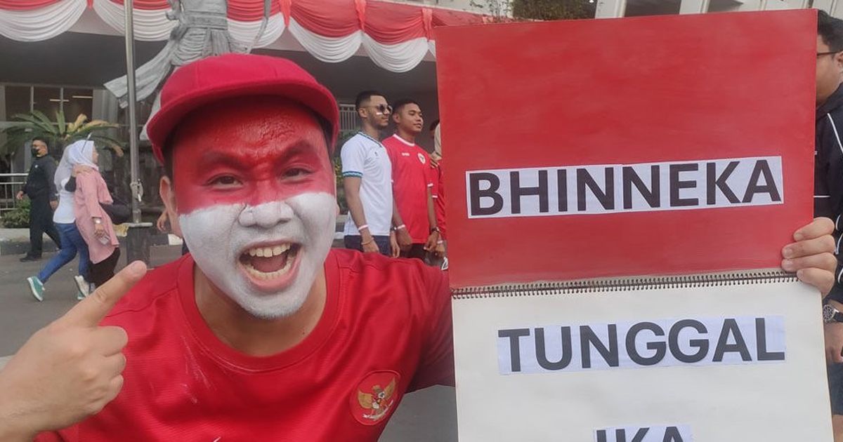 Pendukung Timnas Indonesia berani datang ke SUGBK dengan wajah yang dicat merah putih.