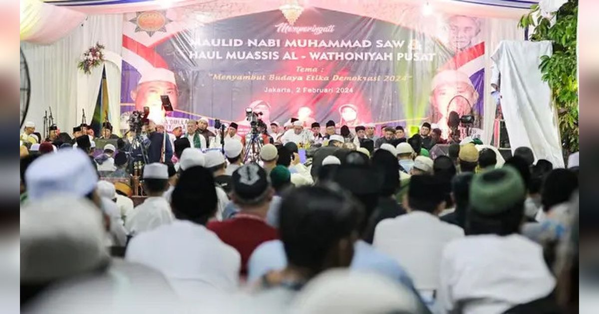 Mengapa Harus Berdiri saat Mahalul Qiyam Pembacaan Maulid? Ini Hukum dan Penjelasannya