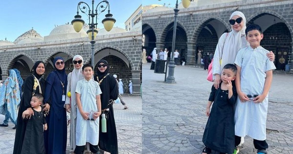 8 Foto Keluarga Raffi Ahmad Saat Umrah, Rafathar Menggunakan Kursi Roda