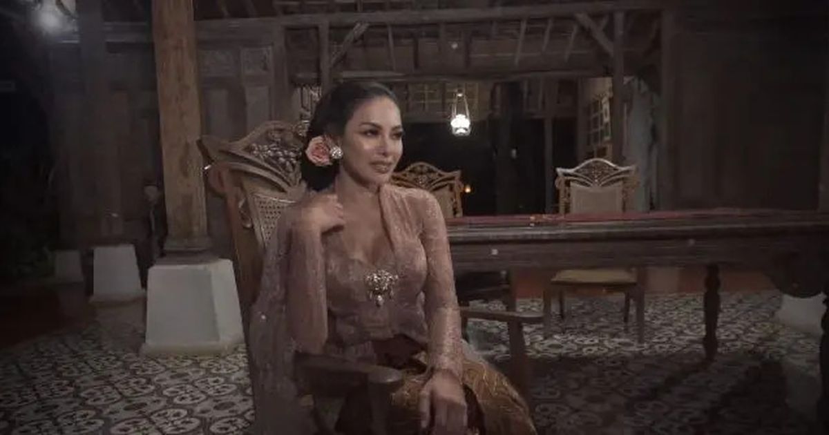 Cantik dan Memesona, Potret Nikita Mirzani Mengenakan Kebaya yang Elegan dan Menawan