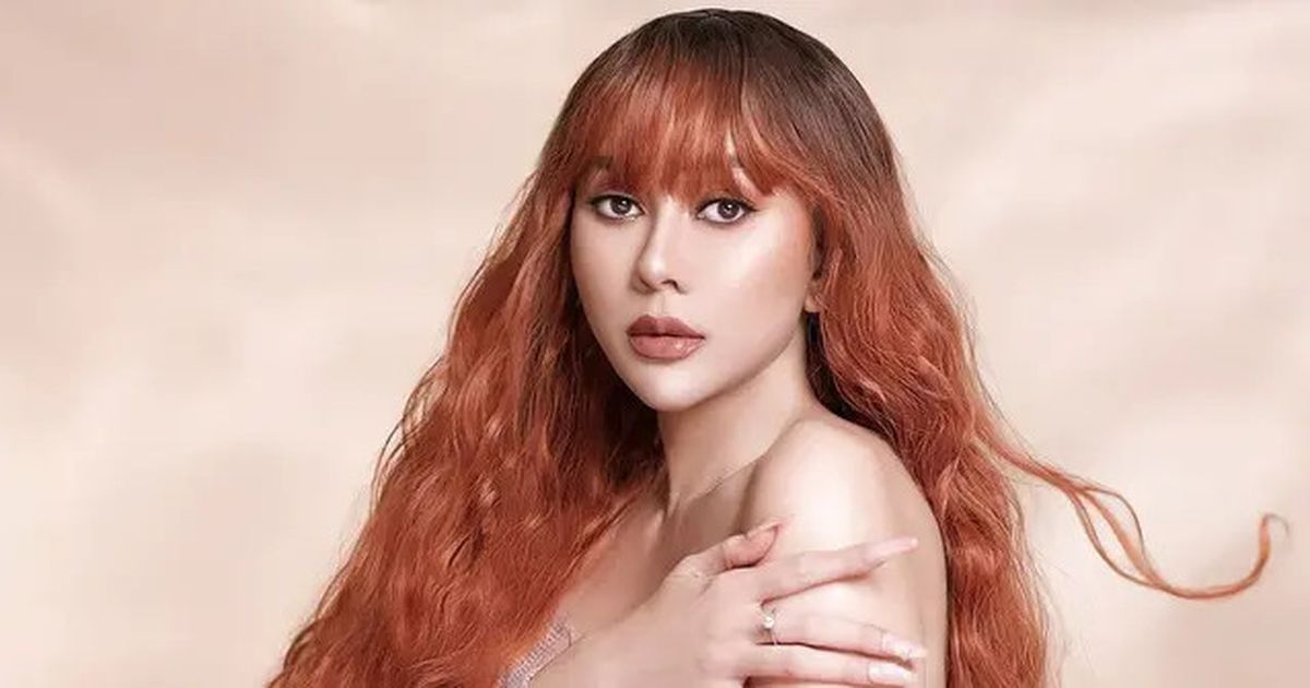 Cantik Gak Ada Obat, Potret Aura Kasih Bak Rapunzel dengan Rambut Merah Panjang Hingga Kaki