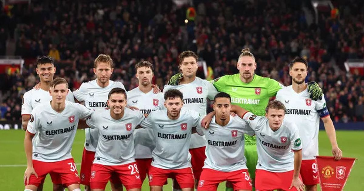 Momen Mees Hilgers Bentangkan Bendera Merah Putih di Stadion Old Trafford Setelah Twente Tahan Imbang Manchester United 1-1, Bikin Bangga!