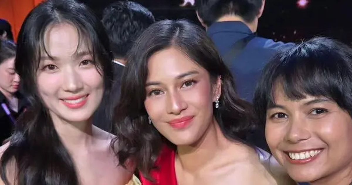 Cantik Sempurna, Potret Dian Sastrowardoyo Tampil Stunning Bergaun Merah di Seoul Drama Awards 2024