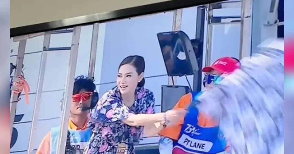 Cantik dan Memesona, Penampilan Maia Estianty saat Kibarkan Bendera Finis dalam Sprint Race MotoGP Mandalika 2024