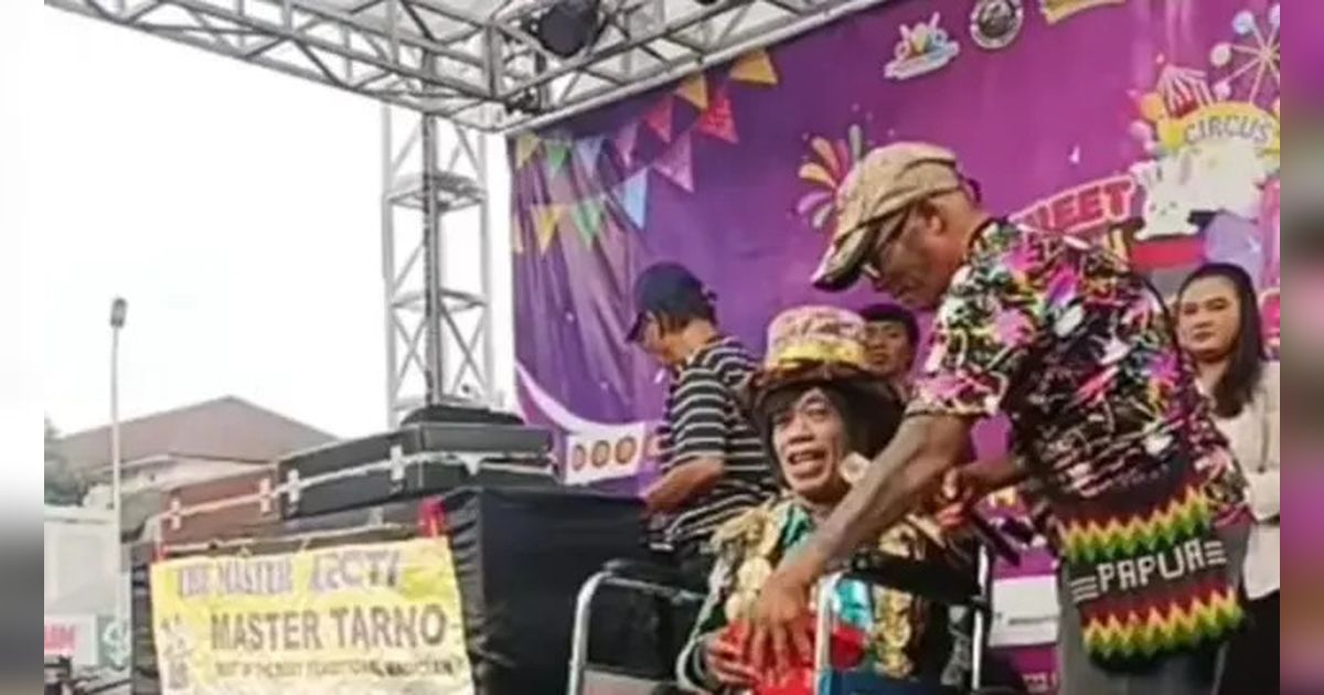 Ingat Pak Tarno? Begini Kondisinya Tampil di atas Panggung Menggunakan Kursi Roda