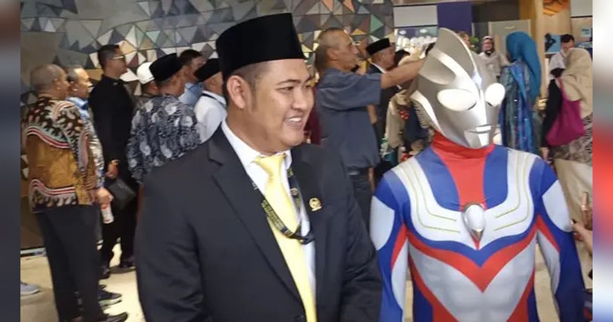 Heboh, Sosok Ultraman saat Pelantikan DPR RI 'Saya Ingin Membasmi Kejahatan'