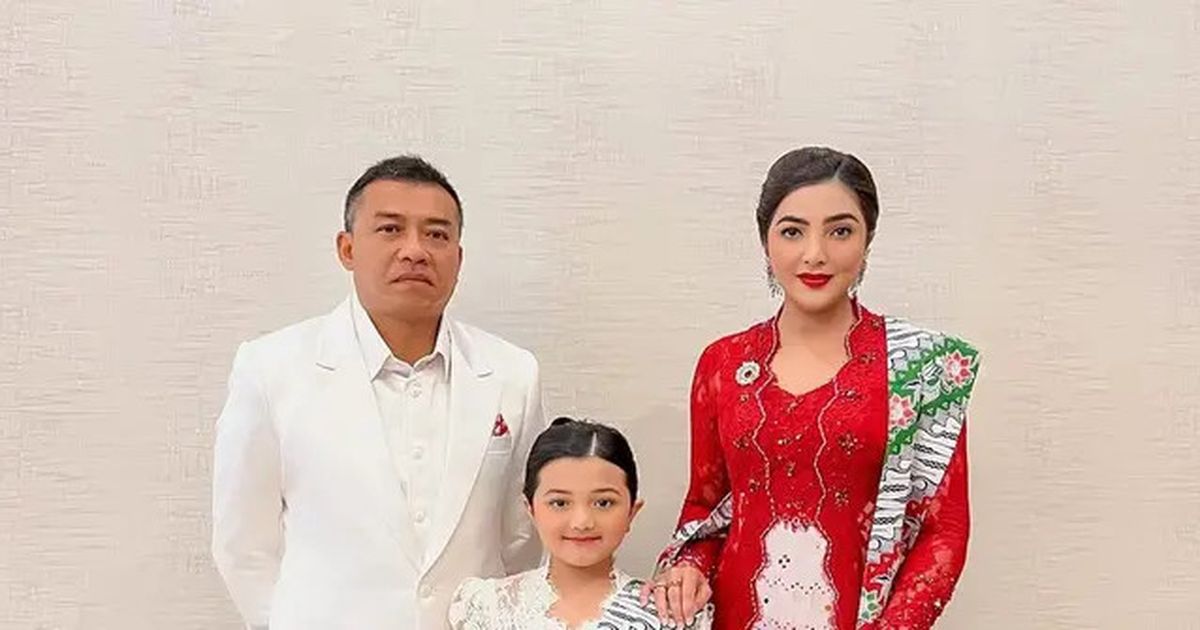 Deretan Gaya Artis Mengenakan Kebaya, Begitu Cantik dan Memesona