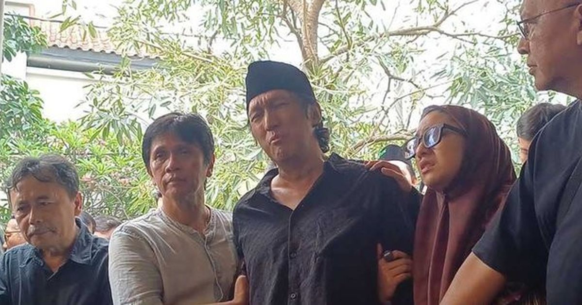 Masih Syok Berat Ditinggal Marissa Haque, Ikang Fawzi Tak Kenali Cici Tegal yang Datang Melayat