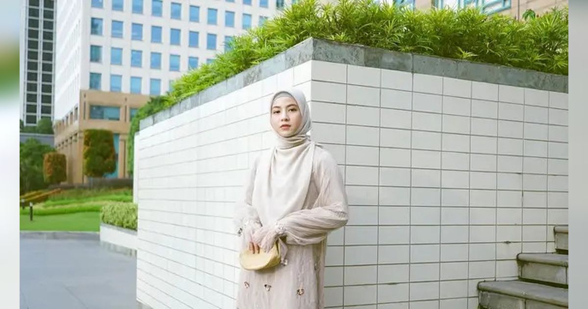 4 Inspirasi Hijab Menutup Dada Ala Natasha Rizky, Tetap Cantik, Elegan dan Stylish