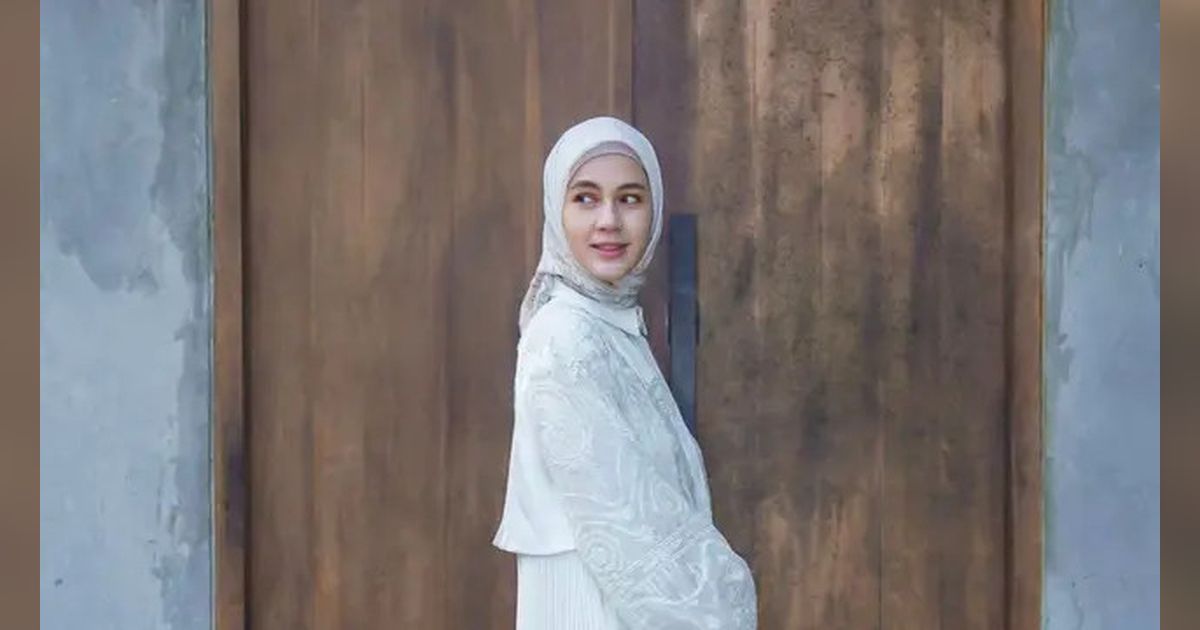 Munculkan Aura Model, ini 7 Gaya Kece Hijab Pashmina Paula Verhoeven